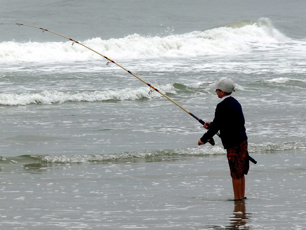 Pêche depuis une plage. Illustration du sujet, pas démonstration d'une consigne de sécurité.